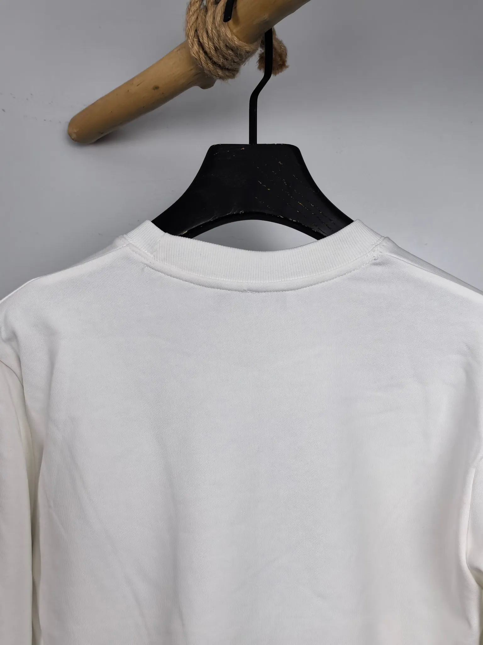 P340 POLO Ralph Lauren 2025 Autumn and Winter New Design Sweatshirt Official website synchronized! This T-shirt combines minimalist design with exquisite details. The oversize trim is reminiscent of Tyrolean dress details, summoning modern new ideas, creating a different conceptual pattern, and injecting rich connotation into the traditional cotton T-shirt. The LOGO on the front graphic webbing is unique and makes the brand more distinguished. It highlights the style of a big brand, sets off the minimalist design style, and reveals the elegance at a glance! As a brand that pursues design and tailoring techniques, the materials used will never disappoint! The body of this shirt is made of Solona cotton blended 400g fabric, which is noble and exquisite. The cotton surface is full, soft and skin-friendly. In short, such a classic style is a must-have for autumn and winter! M-4XL